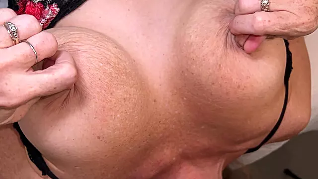 Große Brüste Amateur, Große Brüste Amateur Solo, Amateur Frau, Milf Mit Großen Titten, Grosser Naturbusen Draussen