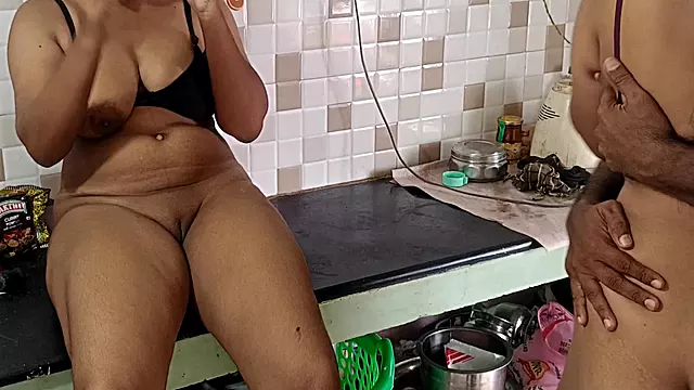 Threesome Nghiệp Dư, Sex Sau Bếp, Ăn Uống Trong Âm Hộ, Liếm Lồn Trong Bếp, Móc Lồn, Lồn Ấn Độ