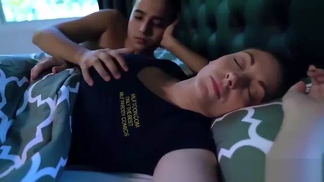 Máma Sama Doma, Zrale Mamky Film, Kozy, Zralé Velká Prsa, Krasne Brunetky, Zrala Prsata Matur