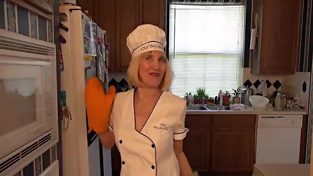 Moden Granny, Skinny Modne, Moden, Striptease Bedstemor, Køkken Mature, Køkken Bagfra