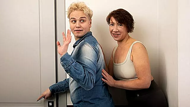 Povekas Babet, Suihinotto Isot Tissit, Kypsä Isot Rinnat, Isot Roikkuvat Tissit, Anaali Isot Rinnat