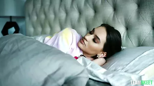 خالکوبی بلوند, ایستاده, پا, جوان بلوند, پاهای کم سن, کون بلوند کم سن, کم سن ناز, خالکوبی کم سن, دزد منزل