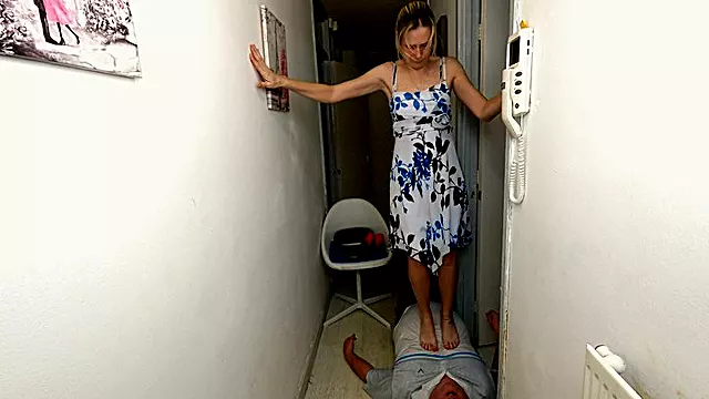 Dominazione Piedi, Calpestare Con I Piedi, Piedini