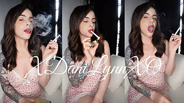 Model Brune, Jolie Brunette, Fumeuse Cigarette, Robe Ouverte, Robe Sexy, Fétiche Smoking, Bouche Ouverte