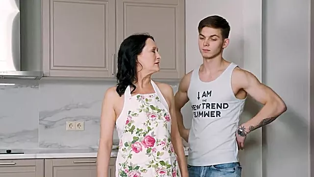 Sisate Bake, Sisate Mlade, Sexy Mladi, Stare Bake, Pusenje Kurca Starije Zene, Brijanje Picke