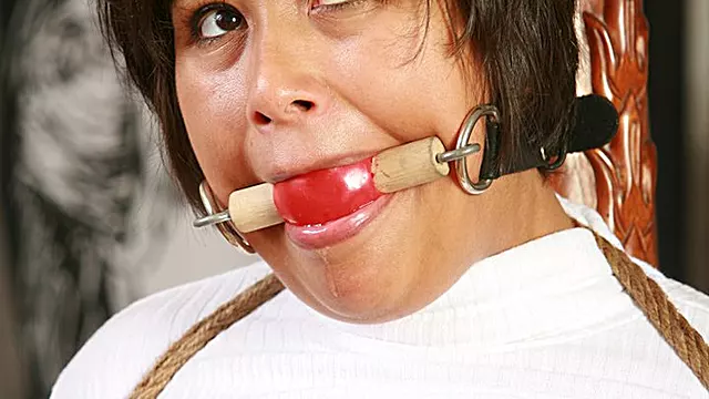 Wütende Milf, Eier Abgebunden, Gefesselt Gagged, Strumpfhose Knebeln, Strümpfe Milf, Ältere Frau Bondage