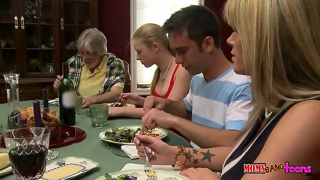 Starije Plavuse Sa Mladjima, Milf Plavusa, Mlade, Starije Sa Mladima Trojka, Mlada Plavusa Pusi Kurac