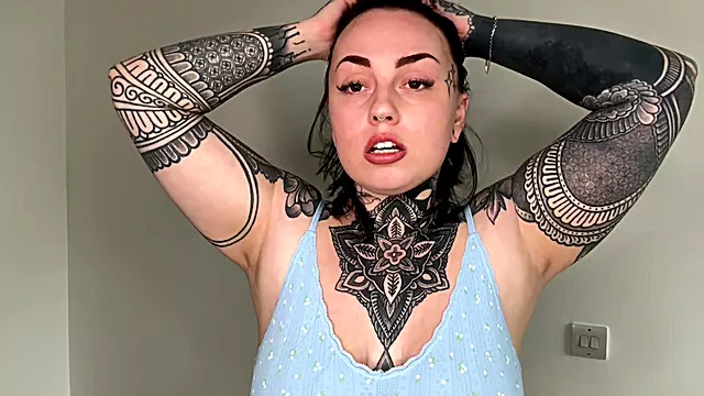 Morena Amateur, Solitario Amateur, Tatuada Amateur, Morenas Solitario, Morena Tatuaje