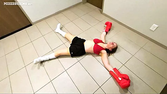 Seins Qui Panse, Coup De Poing Au Ventre, Combat De Femmes, Pov Femme, Femme Rend