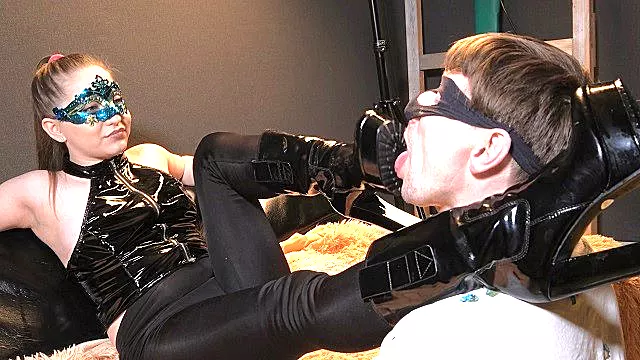 Stiefel Amateur, Amateure Ins Gesicht, Amateur Fetisch, Blond Stiefel, Gesicht Blonde, Blond Füsse