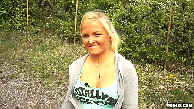 Blonde En Forêt, Blonde En Public, Blond Exterieur I Know That Girl, Extérieure Foret, Parc Publique