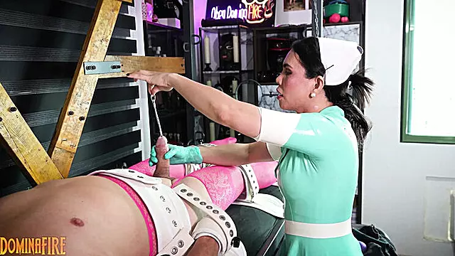 Vibrator Gefesselt, Femdom Schwanz, Er Wichst Seinen Schwanz, Vibrator An Seinen Schwanz