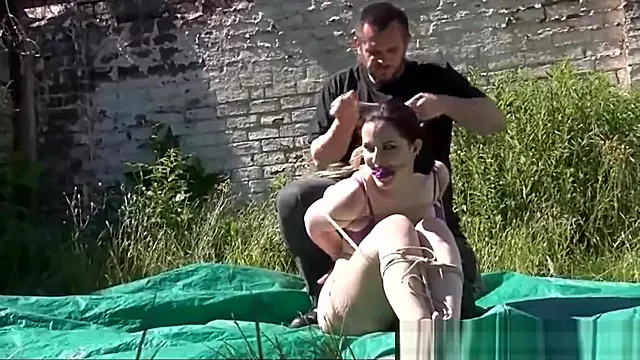 تنبیه بدنی, بانداژ, کرولاین پیرس