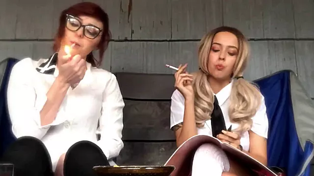 Rubias Gafas, Jovencitas Rubias, Jóvenes Sexo Con Ropa, Cristal Fumando, Teen Con Lentes, Fumando