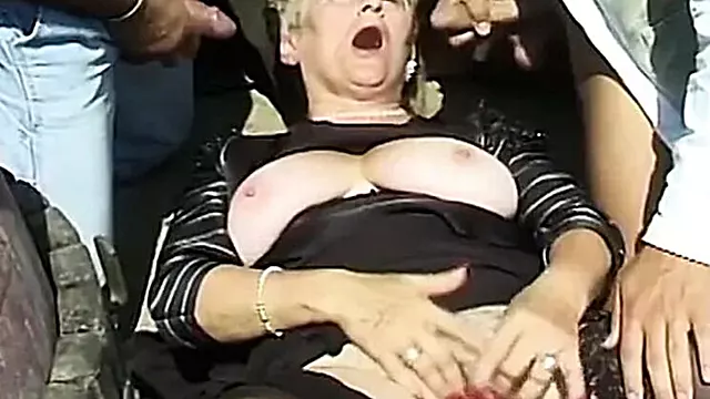 Chef, Bedstemor Og Dreng, Dreng Udendørs, Bondegård, German Gangbang, Bedstemor Gangbang, Tysk Smuk